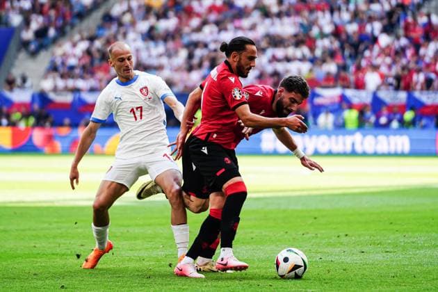 Giorgi Kochorashvili (Georgien, 06), Vaclav Cerny (Tschechien, 17), Otar Kakabadze (Georgien, 02) GER, Georgien vs. Tschechien, Fussball Europameisterschaft, UEFA EURO, EM, Europameisterschaft,Fussball 2024, Spieltag 2, 22.06.2024 GER, Georgien vs. Tschechien, Fussball Europameisterschaft, UEFA Euro 2024, Spieltag 2, 22.06.2024 Hamburg Copyright: xEibner-Pressefoto MarcelxvonxFehrnx EP_MFN