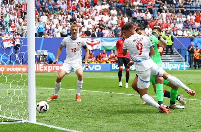 Adam Hlozek of Czech Republic scores a goal which is later ruled out on VAR due to a hand ball Georgia v Czechia, UEFA European Championship, EM, Europameisterschaft 2024, Group F, Football, Volksparkstadion, Hamburg, Germany, 22 Jun 2024 EDITORIAL USE ONLY No use with unauthorised audio, video, data, fixture lists, club league logos or live services. Online in-match use limited to 120 images, no video emulation. No use in betting, games or single club league player publications. Copyright: xKieranxMcManus Shutterstockx 14548025w