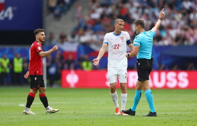 Tomas Soucek of Czech Republic complains about a decision given by referee Daniel Siebert Georgia v Czechia, UEFA European Championship, EM, Europameisterschaft 2024, Group F, Football, Volksparkstadion, Hamburg, Germany, 22 Jun 2024 EDITORIAL USE ONLY No use with unauthorised audio, video, data, fixture lists, club league logos or live services. Online in-match use limited to 120 images, no video emulation. No use in betting, games or single club league player publications. Copyright: xKieranxMcManus Shutterstockx 14548025bl