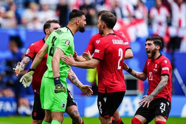 Mitspieler feiern Giorgi Mamardashvili (Georgien, 25) nach Parade GER, Georgien vs. Tschechien, Fussball Europameisterschaft, UEFA EURO, EM, Europameisterschaft,Fussball 2024, Spieltag 2, 22.06.2024 GER, Georgien vs. Tschechien, Fussball Europameisterschaft, UEFA Euro 2024, Spieltag 2, 22.06.2024 Hamburg Copyright: xEibner-Pressefoto MarcelxvonxFehrnx EP_MFN