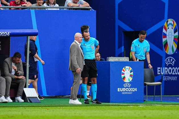 Ivan Hasek (Tschechien, Trainer) mit 4. Offiziellem GER, Georgien vs. Tschechien, Fussball Europameisterschaft, UEFA EURO, EM, Europameisterschaft,Fussball 2024, Spieltag 2, 22.06.2024 GER, Georgien vs. Tschechien, Fussball Europameisterschaft, UEFA Euro 2024, Spieltag 2, 22.06.2024 Hamburg Copyright: xEibner-Pressefoto MarcelxvonxFehrnx EP_MFN