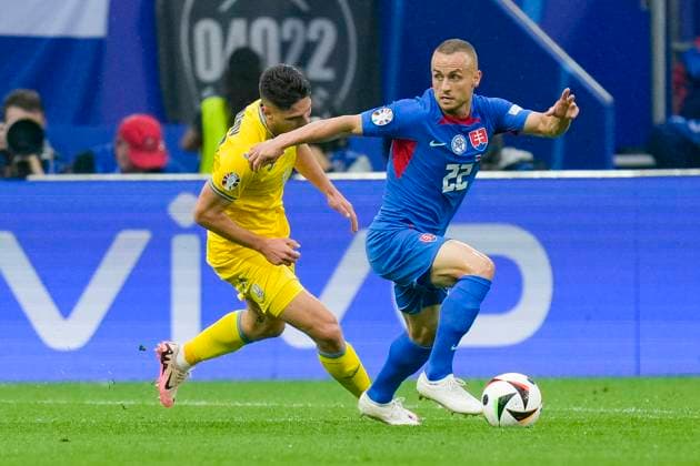 Stanislav Lobotka (Slovakia) battle for the ball, UEFA EURO, EM, Europameisterschaft,Fussball 2024 - Group E, nogi, Slovakia vs Ukraine, Arena Dusseldorf, June 21, 2024, Dusseldorf, Germany.