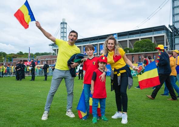 Familie mit belgischen und rumaenischen Fans, UEFA EURO, EM, Europameisterschaft,Fussball 2024 - Group E, Belgium vs Romania, Stadion Köln am 22. June 2024 in Köln, Deutschland. (Foto von Silas Schueller DeFodi Images) Family with fans of Belgium and fans of Romania, UEFA EURO 2024 - Group E, Belgium vs Romania, Cologne Stadium on June 22, 2024 in Cologne, Germany. (Photo by Silas Schueller DeFodi Images) Defodi-738_738_BELROU_20240622_122