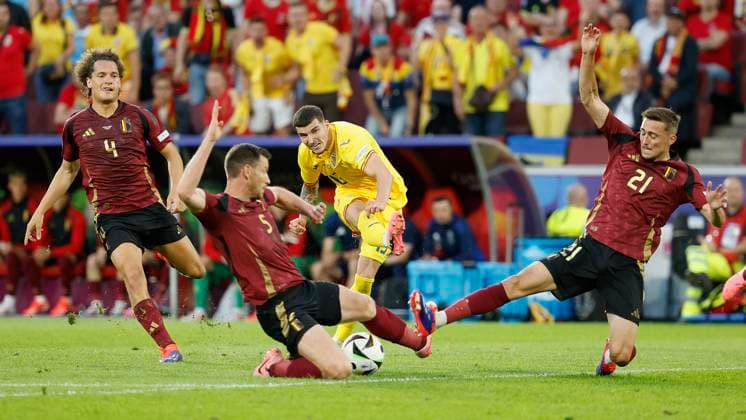 22.06.2024, Fussball, Euro 2024, Vorrunde, Belgien - Rumaenien, GER, Koeln, Cologne Stadium Bild: v. li. Wout Faes (Belgium, 4), Jan Vertonghen (Belgium, 5), Valentin Mihaila (Romania, 13) und Timothy Castagne (Belgium, 21). Copyright: HMBxMedia xHeikoxBecker
