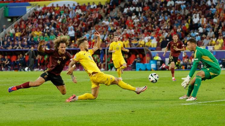 22.06.2024, Fussball, Euro 2024, Vorrunde, Belgien - Rumaenien, GER, Koeln, Cologne Stadium Bild: v. li. Wout Faes (Belgium, 4), Denis Dragus (Romania, 19) und Torwart, Goalkeeper Koen Casteels (Belgium, 1), Copyright: HMBxMedia xHeikoxBecker