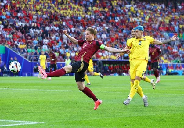 Kevin De Bruyne of Belgium takes a shot under pressure from Andrei Ratiu of Romania Belgium v Romania, UEFA European Championship, EM, Europameisterschaft 2024, Group E, Football, Cologne Stadium, Cologne, Germany, 22 Jun 2024 EDITORIAL USE ONLY No use with unauthorised audio, video, data, fixture lists, club league logos or live services. Online in-match use limited to 120 images, no video emulation. No use in betting, games or single club league player publications. Copyright: xMichaelxZemanek Shutterstockx 14548045bd