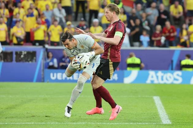 Kevin De Bruyne (Belgien, Nr. 7) stösst unabsichtlich mit Torwart Florin Nita (Rumänien, Nr. 1) zusammen , Vorrundenspiel M22, BEL - ROU, Gruppe E, Fussball Europameisterschaft, Belgien gegen Rumänien, European Football Championship, Belgium vs. Romania, Köln, 22.06.2024, -