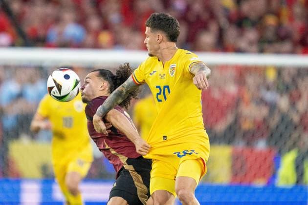 GER, EURO 2024, Group E, Belgien (BEL) vs Rumänien (ROU) 22.06.2024, Cologne Stadium, Koeln, GER, EURO 2024, Group E, Belgien (BEL) vs Rumänien (ROU) Im Bild: Artur Theate (Belgien BEL, 03); Denis Man ( Rumänien ROU, 20); im Zweikampf, Duell, Dynamik, Aktion, Action, Spielszene; Gestik, Mimik, Emotionen;