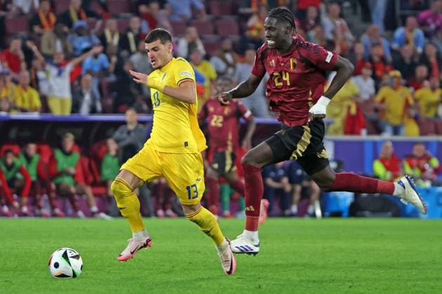 Torchance Valentin Mihaila (Rumänien, Nr. 13) im Zweikampf mit Amadou Onana (Belgien, Nr. 24) , Vorrundenspiel M22, BEL - ROU, Gruppe E, Fussball Europameisterschaft, Belgien gegen Rumänien, European Football Championship, Belgium vs. Romania, Köln, 22.06.2024, -