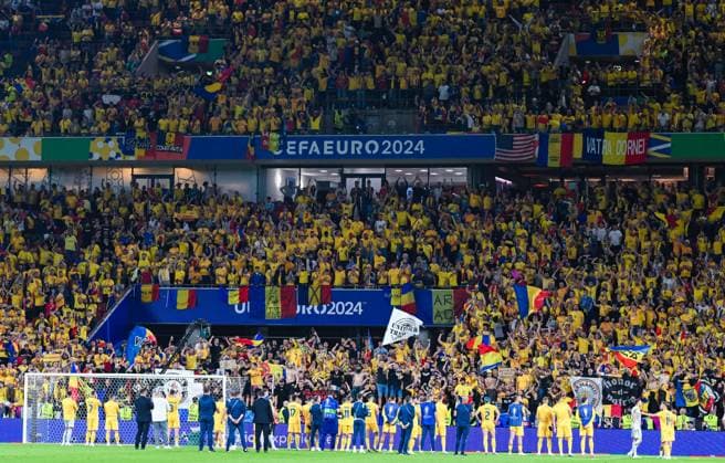 Spieler von Rumaenien und Fans von Rumaenien, UEFA EURO, EM, Europameisterschaft,Fussball 2024 - Group E, Belgium vs Romania, Stadion Köln am 22. June 2024 in Köln, Deutschland. (Foto von Silas Schueller DeFodi Images) Players of Romania and Fans of Romania, UEFA EURO 2024 - Group E, Belgium vs Romania, Cologne Stadium on June 22, 2024 in Cologne, Germany. (Photo by Silas Schueller DeFodi Images) Defodi-738_738_BELROU_20240622_278