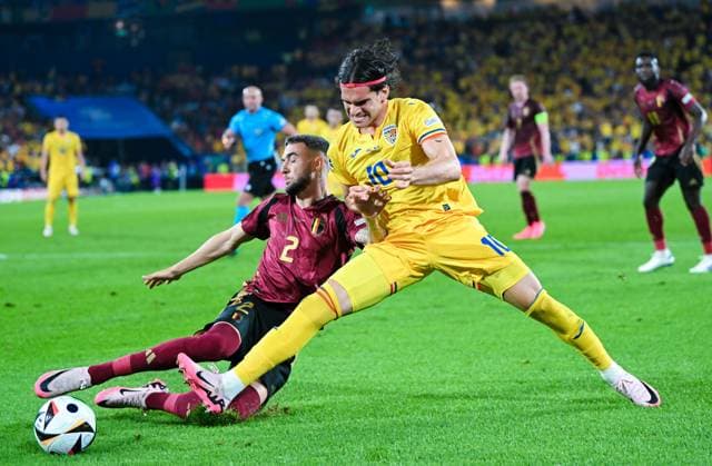 Zeno Debast (Belgium) und Ianis Hagi (Romania) im Zweikampf, UEFA EURO, EM, Europameisterschaft,Fussball 2024 - Group E, Belgium vs Romania, Stadion Köln am 22. June 2024 in Köln, Deutschland. (Foto von Silas Schueller DeFodi Images) Zeno Debast (Belgium) und Ianis Hagi (Romania) battle for the ball, UEFA EURO 2024 - Group E, Belgium vs Romania, Cologne Stadium on June 22, 2024 in Cologne, Germany. (Photo by Silas Schueller DeFodi Images) Defodi-738_738_BELROU_20240622_266