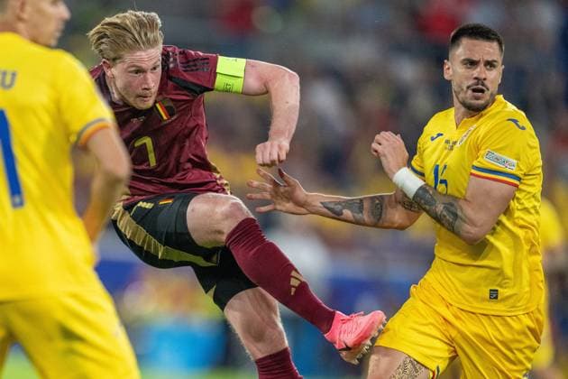 GER, EURO 2024, Group E, Belgien (BEL) vs Rumänien (ROU) 22.06.2024, Cologne Stadium, Koeln, GER, EURO 2024, Group E, Belgien (BEL) vs Rumänien (ROU) Im Bild: Kevin de Bruyne (Belgien BEL, 07); Andrei Barcu (Rumänien ROU, 15); im Zweikampf, Duell, Dynamik, Aktion, Action, Spielszene; Verletzung verletzt Schmerzen;