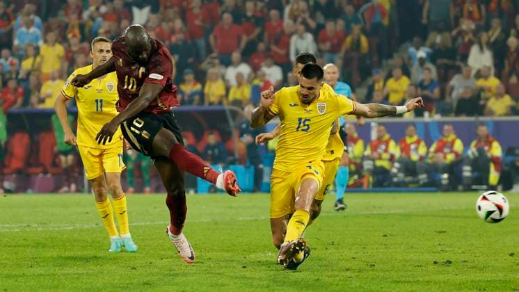 22.06.2024, Fussball, Euro 2024, Vorrunde, Belgien - Rumaenien, GER, Koeln, Cologne Stadium Bild: v. li. Nicusor Bancu (Romania, 11), Romelu Lukaku (Belgium, 10), Marius Marin (Romania, 6) und Andrei Burca (Romania, 15), Copyright: HMBxMedia xHeikoxBecker
