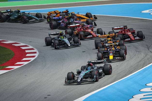 63 RUSSELL George (gbr), Mercedes AMG F1 Team W15, 01 VERSTAPPEN Max (nld), Red Bull Racing RB20, action, start of the race, depart, during the Formula 1 Aramco Gran Premio de Espana 2024, 10th round of the 2024 Formula One World Championship, WM, Weltmeisterschaft from June 21 to 23, 2024 on the Circuit de Barcelona-Catalunya, in Montmeló, Spain - F1 - SPANISH GRAND PRIX 2024 DPPI Panoramic 240623_R10_SPAGNA_DP_FG002803_