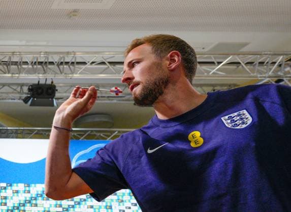 England Captain Harry Kane of England Wins his game of darts against journalist Henry Winter England press conference, PK, Pressekonferenz UEFA European Championship, EM, Europameisterschaft 2024, Group C, Football, Spa & Golf Resort Weimarer Land, Blankenhain, Germany, 23 Jun 2024 EDITORIAL USE ONLY No use with unauthorised audio, video, data, fixture lists, club league logos or live services. Online in-match use limited to 120 images, no video emulation. No use in betting, games or single club league player publications. Copyright: xDavexShopland Shutterstockx 14548020r