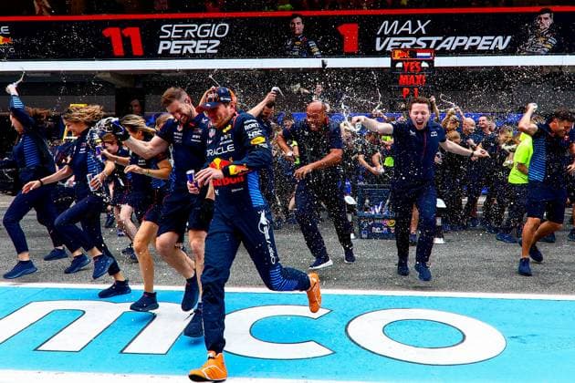Max Verstappen of the Netherlands and Oracle Red Bull Racing, Team Principal Christian Horner and Team Oracle Red Bull Racing feiert nach dem Sieg im Rennen, Race, F1 Grand Prix of Spain, Circuit de Barcelona-Catalunya am 23. June 2024 in Barcelona, Spain. (Foto von Diogo Cardoso DeFodi Images) Max Verstappen of the Netherlands and Oracle Red Bull Racing, Team Principal Christian Horner and Team Oracle Red Bull Racing team photo celebration after winning the Race, Race, F1 Grand Prix of Spain, Circuit de Barcelona-Catalunya on June 23, 2024 in Barcelona, Spain. (Photo by Diogo Cardoso DeFodi Images) Defodi-645_f1spa20240623_2458