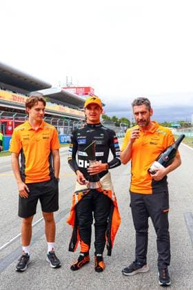 Lando Norris of Great Britain and McLaren, Oscar Piastri of Australia and McLaren and Team Principal Andrea Stella feiert nach dem Sieg im Rennen, Race, F1 Grand Prix of Spain, Circuit de Barcelona-Catalunya am 23. June 2024 in Barcelona, Spain. (Foto von Diogo Cardoso DeFodi Images) Lando Norris of Great Britain and McLaren, Oscar Piastri of Australia and McLaren and Team Principal Andrea Stella celebrate for a photo in the grid after second place in the Race, Race, F1 Grand Prix of Spain, Circuit de Barcelona-Catalunya on June 23, 2024 in Barcelona, Spain. (Photo by Diogo Cardoso DeFodi Images) Defodi-645_f1spa20240623_2526