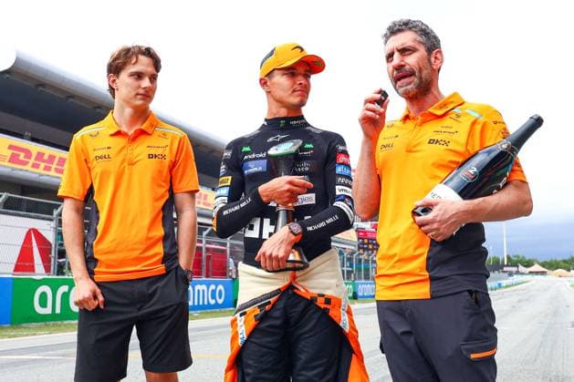 Lando Norris of Great Britain and McLaren, Oscar Piastri of Australia and McLaren and Team Principal Andrea Stella feiert nach dem Sieg im Rennen, Race, F1 Grand Prix of Spain, Circuit de Barcelona-Catalunya am 23. June 2024 in Barcelona, Spain. (Foto von Diogo Cardoso DeFodi Images) Lando Norris of Great Britain and McLaren, Oscar Piastri of Australia and McLaren and Team Principal Andrea Stella celebrate for a photo in the grid after second place in the Race, Race, F1 Grand Prix of Spain, Circuit de Barcelona-Catalunya on June 23, 2024 in Barcelona, Spain. (Photo by Diogo Cardoso DeFodi Images) Defodi-645_f1spa20240623_2540