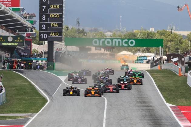 01 VERSTAPPEN Max (nld), Red Bull Racing RB20, action 04 NORRIS Lando (gbr), McLaren F1 Team MCL38, action start of the race, depart, during the Formula 1 Aramco Gran Premio de Espana 2024, 10th round of the 2024 Formula One World Championship, WM, Weltmeisterschaft from June 21 to 23, 2024 on the Circuit de Barcelona-Catalunya, in Montmeló, Spain - F1 - SPANISH GRAND PRIX 2024 DPPI Panoramic 240623_R10_SPAGNA_DP_XB3_0993