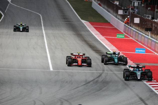 63 RUSSELL George (gbr), Mercedes AMG F1 Team W15, action 14 ALONSO Fernando (spa), Aston Martin F1 Team AMR24, action 55 SAINZ Carlos (spa), Scuderia Ferrari SF-24, action during the Formula 1 Aramco Gran Premio de Espana 2024, 10th round of the 2024 Formula One World Championship, WM, Weltmeisterschaft from June 21 to 23, 2024 on the Circuit de Barcelona-Catalunya, in Montmeló, Spain - F1 - SPANISH GRAND PRIX 2024 DPPI Panoramic 240623_R10_SPAGNA_DP_XB3_1264