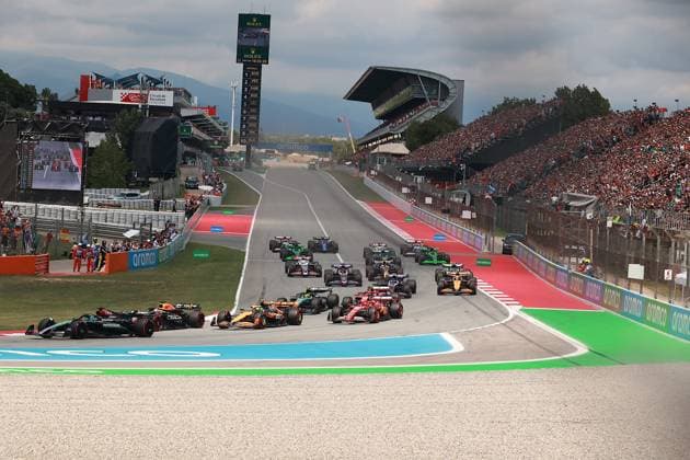 Formel 1 Aramco Grand Prix von Spanien 2024 23.06.2024, Circuit de Catalunya, Barcelona, Formel 1 Aramco Grand Prix von Spanien 2024 , im Bild Rennstart:, Lando Norris (GBR), McLaren F1 Team, Max Verstappen (NLD), Oracle Red Bull Racing, George Russell (GBR), Mercedes-AMG Petronas Formula One Team, Lewis Hamilton (GBR), Charles Leclerc (MCO), Scuderia Ferrari HP, Carlos Sainz Jr. (ESP), Fernando Alonso (ESP), Aston Martin Aramco Cognizant Formula One Team, Nico Hülkenberg (DEU), Haas F1 Team