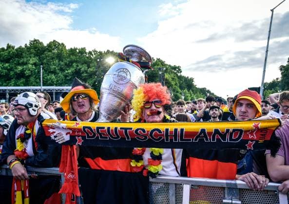 Fussball, EM 2024 Fan Zone in Berlin am Brandenburger Tor 23.06.2024, xdanx, Fussball, EM 2024 Fan Zone in Berlin am Brandenburger Tor, v.l. Emotionen, Fans, Stimmung, Fahnen, Logo, Deutschland,Germany,Zuschauer, Trikots Berlin Fanmeile Berlin Deutschland (DE) Copyright: xDanielxLakomskix