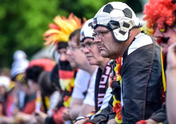 Fussball, EM 2024 Fan Zone in Berlin am Brandenburger Tor 23.06.2024, xdanx, Fussball, EM 2024 Fan Zone in Berlin am Brandenburger Tor, v.l. Emotionen, Fans, Stimmung, Fahnen, Logo, Deutschland,Germany,Zuschauer, Trikots Berlin Fanmeile Berlin Deutschland (DE) Copyright: xDanielxLakomskix