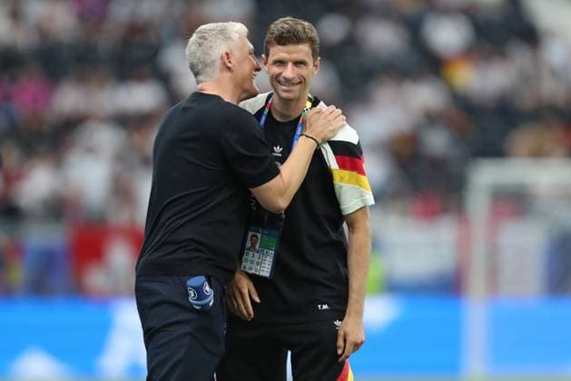 Bastian Schweinsteiger spricht mit Thomas Müller (Deutschland), UEFA EURO, EM, Europameisterschaft,Fussball 2024 - Group A, Switzerland vs Germany, Arena Frankfurt am 23. June 2024 in Frankfurt am Main, Deutschland. (Foto von Oliver Kaelke DeFodi Images) Bastian Schweinsteiger speaks with Thomas Müller (Deutschland), UEFA EURO 2024 - Group A, Switzerland vs Germany, Arena Frankfurt on June 23, 2024 in Frankfurt am Main, Germany. (Photo by Oliver Kaelke DeFodi Images) Defodi-678_2024_06_23_OK_SUIGER_0164