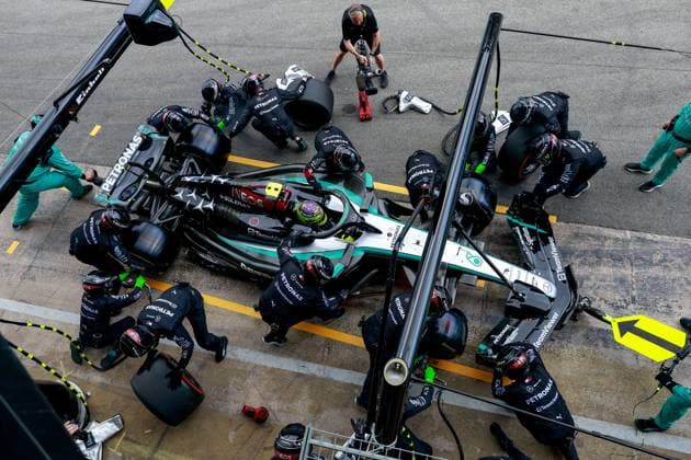 44 HAMILTON Lewis (gbr), Mercedes AMG F1 Team W15, action mechanic, mecanicien, mechanics during the Formula 1 Aramco Gran Premio de Espana 2024, 10th round of the 2024 Formula One World Championship, WM, Weltmeisterschaft from June 21 to 23, 2024 on the Circuit de Barcelona-Catalunya, in Montmeló, Spain - F1 - SPANISH GRAND PRIX 2024 DPPI Panoramic 240623_R10_SPAGNA_DP_F12024GP10ESP_JK421285