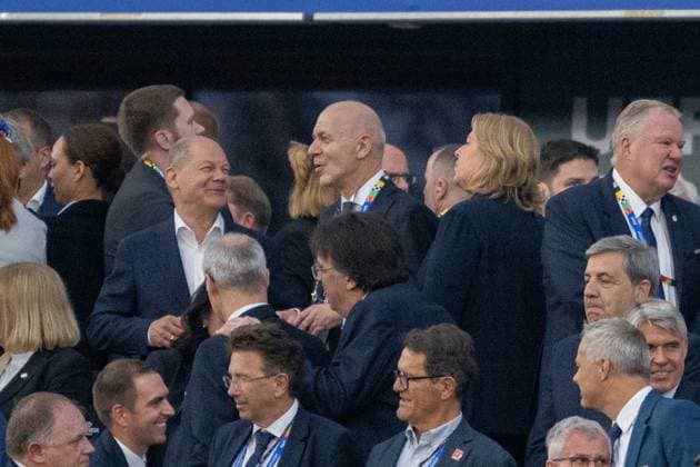 GER, EURO 2024, Group A, Schweiz (SUI) vs Deutschland (GER) 23.06.2024, Frankfurt Arena, Frankfurt, GER, EURO 2024, Group A, Schweiz (SUI) vs Deutschland (GER) Im Bild: Ein sichtlich gut gelaunter Bundeskanzler Olaf Scholz auf der Tribüne lachend lachen lächelnd Gestik, Mimik, Emotionen;
