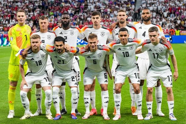 Mannschaftsfoto hinten: Torwart Goalie Manuel Neuer (Deutschland, Germany, 01), Toni Kroos (Deutschland Germany, 08), Antonio Rüdiger (Deutschland Germany, 02), Kai Havertz (Deutschland Germany, 07), Robert Andrich (Deutschland Germany, 23), Jonathan Tah (Deutschland Germany, 04) vorn: Maximilian Mittelstädt (Deutschland Germany, 18), Ilkay Gündogan (Deutschland Germany, 21), Joshua Kimmich (Deutschland Germany, 06), Jamal Musiala (Deutschland Germany, 10), Florian Wirtz (Deutschland Germany, 17) - Frankfurt 23.06.2024: Deutschland vs. Schweiz, EURO2024 M25, Gruppe A, EM-Arena Frankfurt