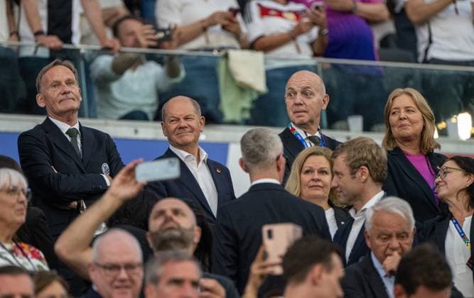 Fußball, Herren, Saison 2023 24, Euro EM 2024, Gruppe A (3. Spieltag) in Frankfurt, Schweiz - Deutschland, v.l. 1. Vizepräsident Hans-Joachim Watzke (Deutscher Fußball-Bund), Bundeskanzler Olaf Scholz, DFB-Präsident Bernd Neuendorf (Deutscher Fußball-Bund), Bärbel Bas (Bundestagspräsidentin), Bundesministerin des Innern Nancy Faeser (Innenministerin) auf der Tribüne, 23.06. 2024, Copyright: xMatthiasxKochx