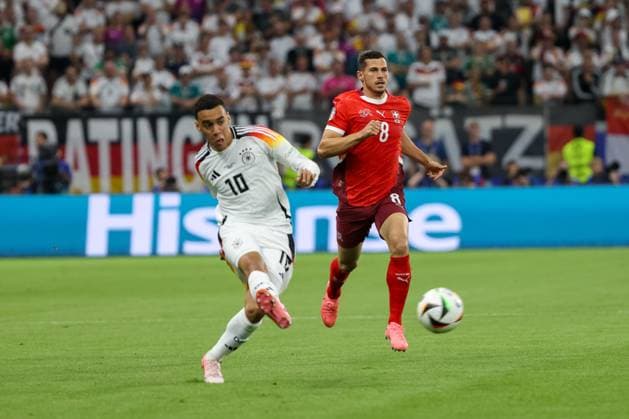 Jamal Musiala (GER, 10) mit Remo Freuler (Schweiz, 08) , Fussball, UEFA , Europa Meisterschaft, (Gruppe A) 2024, Schweiz vs. Deutschland, 23.06.2024, Frankfurt Arena, Frankfurt, Deutschland Frankfurt Frankfurt Arena Hessen Deutschland Copyright: xGrantxHubbsx