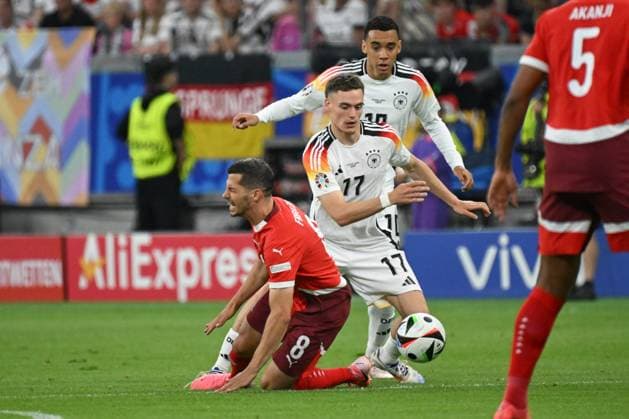 23.06.2024, xjhx, Fussball EM 2024, Schweiz - Deutschland emspor, v.l. Remo Freuler (Schweiz, 8), Florian Wirtz (Deutschland, 17) Zweikampf, Duell, Kampf, tackle (UEFA REGULATIONS PROHIBIT ANY USE OF PHOTOGRAPHS as IMAGE SEQUENCES and or QUASI-VIDEO) Frankfurt