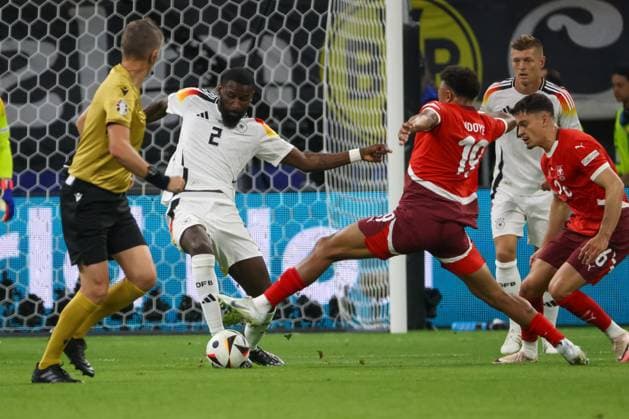 Antonio Ruediger (GER, 02) am Ball mit Dan Ndoye (Schweiz, 19) unter der Beobachtung von Schiedsrichter Daniele Orsato (Italien) , Fussball, UEFA , Europa Meisterschaft, (Gruppe A) 2024, Schweiz vs. Deutschland, 23.06.2024, Frankfurt Arena, Frankfurt, Deutschland Frankfurt Frankfurt Arena Hessen Deutschland Copyright: xGrantxHubbsx
