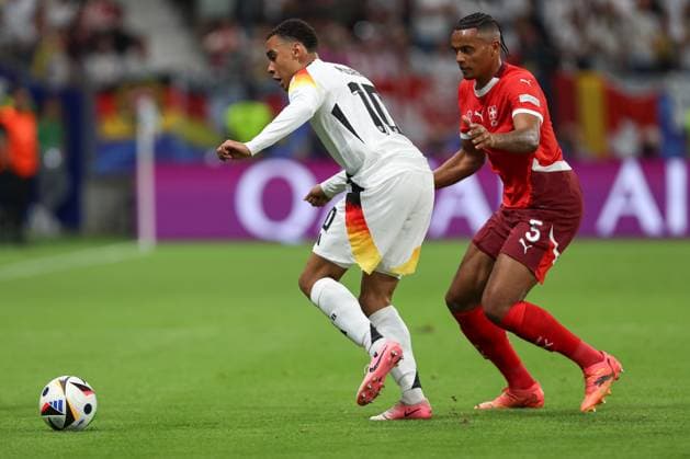 Jamal Musiala (Deutschland) und Manuel Akanji (Switzerland) im Zweikampf, UEFA EURO, EM, Europameisterschaft,Fussball 2024 - Group A, Switzerland vs Germany, Arena Frankfurt am 23. June 2024 in Frankfurt am Main, Deutschland. (Foto von Oliver Kaelke DeFodi Images) Jamal Musiala (Deutschland) und Manuel Akanji (Switzerland) battle for the ball, UEFA EURO 2024 - Group A, Switzerland vs Germany, Arena Frankfurt on June 23, 2024 in Frankfurt am Main, Germany. (Photo by Oliver Kaelke DeFodi Images) Defodi-678_2024_06_23_OK_SUIGER_0739