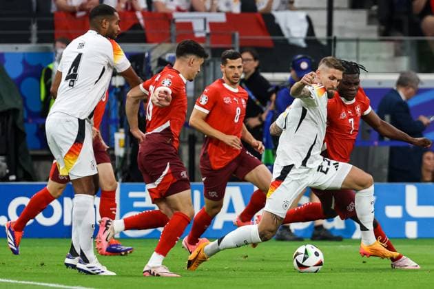 Robert Andrich (Deutschland 23) vs Breel Donald Embolo (Schweiz, 07), Jonathan Tah (Deutschland 04), Remo Freuler (Schweiz 08) GER, Switzerland (SUI) vs. Germany (DEU), Fussball Europameisterschaft, UEFA EURO, EM, Europameisterschaft,Fussball 2024, Gruppe A, 3. Spieltag, 23.06.2024 GER, Switzerland (SUI) vs. Germany (DEU), Fussball Europameisterschaft, UEFA EURO 2024, Gruppe A, 3. Spieltag, 23.06.2024 Frankfurt Copyright: xEibner-Pressefoto RogerxBuerkex EP