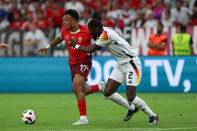Dan Ndoye (Switzerland) und Antonio Rüdiger (Deutschland) im Zweikampf, UEFA EURO, EM, Europameisterschaft,Fussball 2024 - Group A, Switzerland vs Germany, Arena Frankfurt am 23. June 2024 in Frankfurt am Main, Deutschland. (Foto von Oliver Kaelke DeFodi Images) Dan Ndoye (Switzerland) und Antonio Rüdiger (Deutschland) battle for the ball, UEFA EURO 2024 - Group A, Switzerland vs Germany, Arena Frankfurt on June 23, 2024 in Frankfurt am Main, Germany. (Photo by Oliver Kaelke DeFodi Images) Defodi-678_2024_06_23_OK_SUIGER_0742