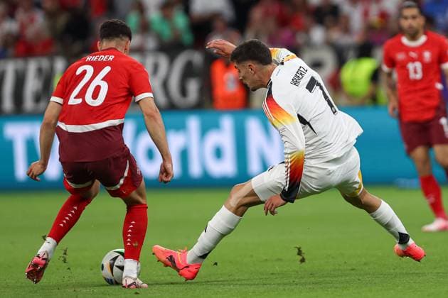 Fabian Rieder (Switzerland) und Kai Havertz (Deutschland) im Zweikampf, UEFA EURO, EM, Europameisterschaft,Fussball 2024 - Group A, Switzerland vs Germany, Arena Frankfurt am 23. June 2024 in Frankfurt am Main, Deutschland. (Foto von Oliver Kaelke DeFodi Images) Fabian Rieder (Switzerland) und Kai Havertz (Deutschland) battle for the ball, UEFA EURO 2024 - Group A, Switzerland vs Germany, Arena Frankfurt on June 23, 2024 in Frankfurt am Main, Germany. (Photo by Oliver Kaelke DeFodi Images) Defodi-678_2024_06_23_OK_SUIGER_0764