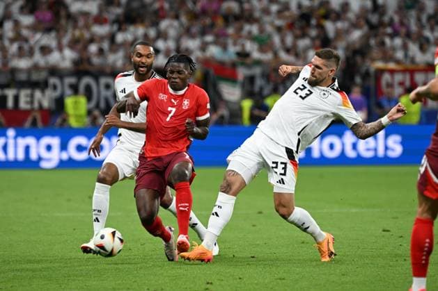 23.06.2024, xjhx, Fussball EM 2024, Schweiz - Deutschland emspor, v.l. Jonathan Tah (Deutschland, 4), Breel Embolo (Schweiz, 7), Robert Andrich (Deutschland, 23) Zweikampf, Duell, Kampf, tackle (UEFA REGULATIONS PROHIBIT ANY USE OF PHOTOGRAPHS as IMAGE SEQUENCES and or QUASI-VIDEO) Frankfurt