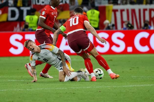 Toni Kroos (GER, 08) am Boden mit Granit Xhaka (Schweiz, 10) , Fussball, UEFA , Europa Meisterschaft, (Gruppe A) 2024, Schweiz vs. Deutschland, 23.06.2024, Frankfurt Arena, Frankfurt, Deutschland Frankfurt Frankfurt Arena Hessen Deutschland Copyright: xGrantxHubbsx