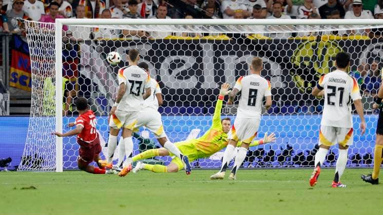 23.06.2024, Fussball, Euro 2024, Vorrunde, Schweiz – Deutschland, GER, Frankfurt, Stadium Bild: v. li. Dan Ndoye (Switzerland, 19) Goal scored, erziehlt das Tor zum 1:0, celebrate the goal Copyright: HMBxMedia xHeikoxBecker