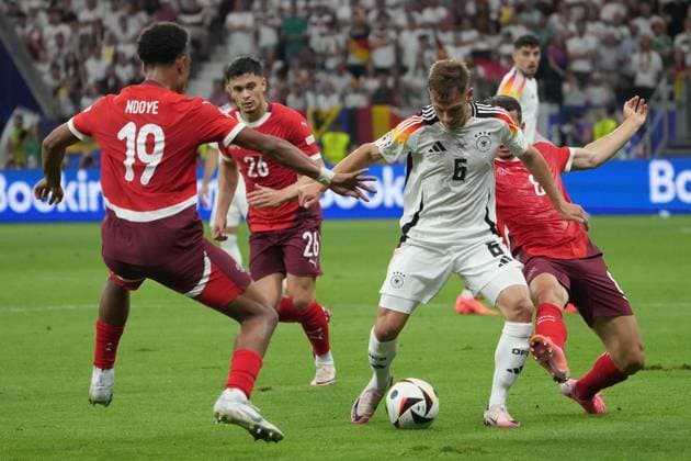 Zweikampf Joshua Kimmich (Deutschland Germany, 06), Dan Ndoye (Schweiz, Switzerland, Suisse, 19), Remo Freuler (Schweiz, Switzerland, Suisse, 08) - Frankfurt 23.06.2024: Deutschland vs. Schweiz, EURO2024 M25, Gruppe A, EM-Arena Frankfurt
