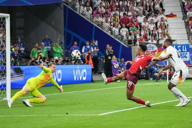 Dan Ndoye (Schweiz, Switzerland, Suisse, 19) erzielt das Tor zum 0:1 gegen Torwart Goalie Manuel Neuer (Deutschland, Germany, 01), Jonathan Tah (Deutschland Germany, 04) - Frankfurt 23.06.2024: Deutschland vs. Schweiz, EURO2024 M25, Gruppe A, EM-Arena Frankfurt
