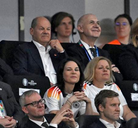 23.06.2024, Fussball UEFA EURO, EM, Europameisterschaft,Fussball 2024, Vorrunde, 3.Spieltag, Deutschland - Schweiz, in der Frankfurt-Arena in Frankfurt am Main, Bundeskanzler Olaf Scholz (Deutschland), Außenministerin Annalena Baerbock (Deutschland) und Nancy Fässer (Deutschland).