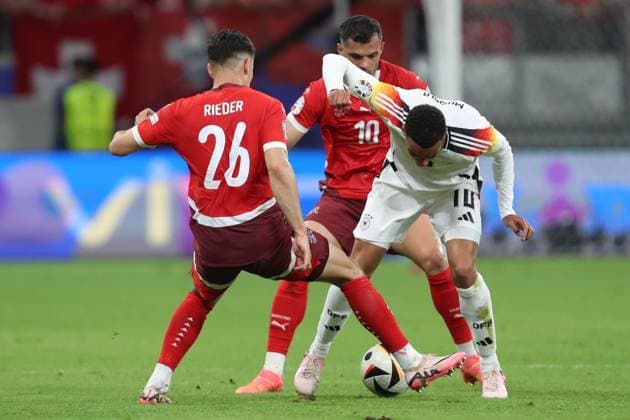 Fabian Rieder (Switzerland), Granit Xhaka (Switzerland) und Jamal Musiala (Deutschland) im Zweikampf, UEFA EURO, EM, Europameisterschaft,Fussball 2024 - Group A, Switzerland vs Germany, Arena Frankfurt am 23. June 2024 in Frankfurt am Main, Deutschland. (Foto von Oliver Kaelke DeFodi Images) Fabian Rieder (Switzerland), Granit Xhaka (Switzerland) und Jamal Musiala (Deutschland) battle for the ball, UEFA EURO 2024 - Group A, Switzerland vs Germany, Arena Frankfurt on June 23, 2024 in Frankfurt am Main, Germany. (Photo by Oliver Kaelke DeFodi Images) Defodi-678_2024_06_23_OK_SUIGER_1002