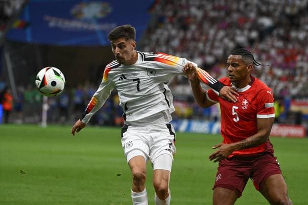 23.06.2024, xpsx, Fussball EM 2024, Schweiz - Deutschland emspor, v.l. Kai Havertz (Deutschland, 7), Manuel Akanji (Schweiz, 5) Zweikampf, Duell, Kampf, tackle (DFL DFB REGULATIONS PROHIBIT ANY USE OF PHOTOGRAPHS as IMAGE SEQUENCES and or QUASI-VIDEO) Frankfurt