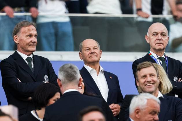 Bundeskanzler Olaf Scholz, Bernd Neuendorf, Hans Joachim Watzke GER, Switzerland (SUI) vs. Germany (DEU), Fussball Europameisterschaft, UEFA EURO, EM, Europameisterschaft,Fussball 2024, Gruppe A, 3. Spieltag, 23.06.2024 GER, Switzerland (SUI) vs. Germany (DEU), Fussball Europameisterschaft, UEFA EURO 2024, Gruppe A, 3. Spieltag, 23.06.2024 Frankfurt Copyright: xEibner-Pressefoto RogerxBuerkex EP