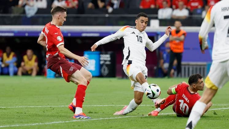 23.06.2024, Fussball, Euro 2024, Vorrunde, Schweiz – Deutschland, GER, Frankfurt, Stadium Bild: v. li. Michel Aebischer (Switzerland, 20), Jamal Musiala (Germany, 10) und Granit Xhaka (Switzerland, 10), Copyright: HMBxMedia xHeikoxBecker