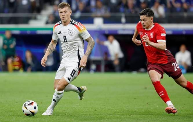 23.06.2024, Fussball, Euro 2024, Vorrunde, Schweiz – Deutschland, GER, Frankfurt, Stadium Bild: v. li. Toni Kroos (Germany, 8) und Fabian Rieder (Switzerland, 26), Copyright: HMBxMedia xHeikoxBecker